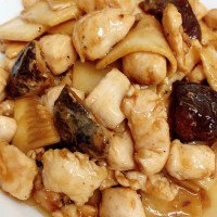Pollo con bambú y setas chinas