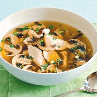 Sopa con pollo y champinón