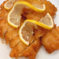 Filete de pollo frito con salsa de limón